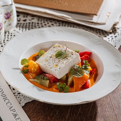 Салат овощной с соусом ромеско и брынзой в Вера Фёдоровна по цене 590 ₽