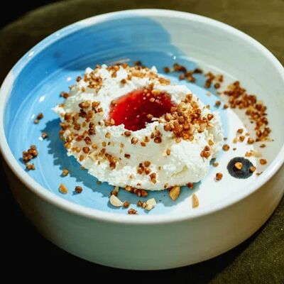 Взбитый творог с малиновым джемом и попкорном из гречки в Mola Mola по цене 550 ₽