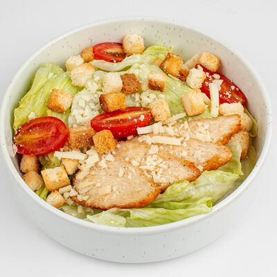 Салат Цезарь с курицей в Координаты по цене 350 ₽