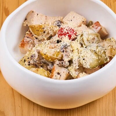 Теплый салат с копчёной курицейв 4 сыра по цене 690 ₽