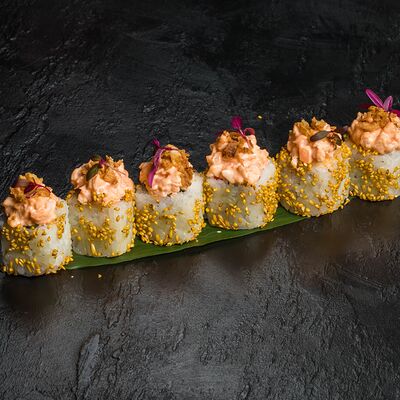 Фирменный с лососем, тигровой креветкой и жареным луком в La Strada по цене 1144 ₽