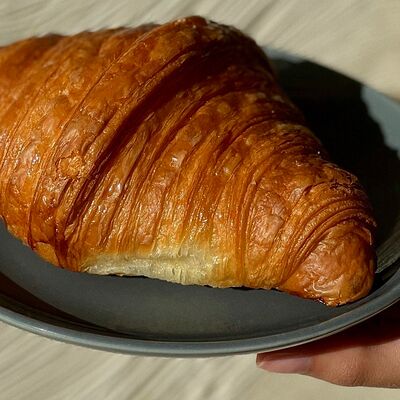 Круассан классический в Zanoza Open Bar по цене 300 ₽