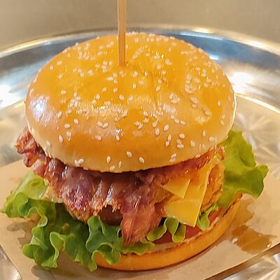 Чизбургер куриный с беконом (двойной) в ШаурХолл по цене 690 ₽