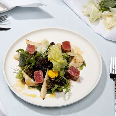 Салат с грушей, тунцом и горгонзоллой в Замок Двин по цене 990 ₽