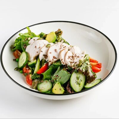 Салат с индейкой, овощами и соусом песто в Гости по цене 570 ₽
