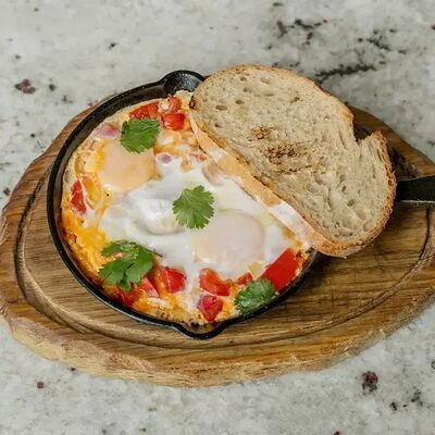 Шакшука со свежими томатами и перцем чили в Tin по цене 650 ₽