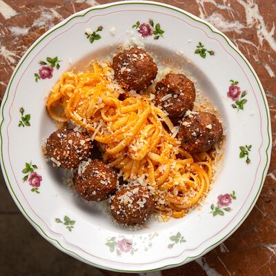 Спагетти с митболами в соусе маринара в Centrale bistro по цене 830 ₽