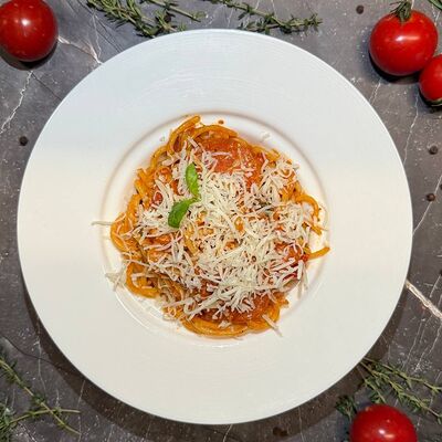Спагетти Арабьята-пеперони в Рива Рум лаунж бар по цене 550 ₽