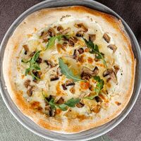 С шампиньонами и трюфельным маслом в Лебовски Пицца и Боулинг