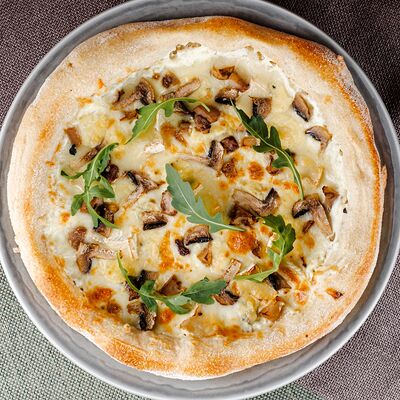 С шампиньонами и трюфельным маслом в Лебовски Пицца и Боулинг по цене 800 ₽