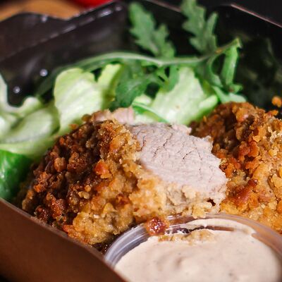 Свинина в хрустящей корочке и картофелем в Капуцин Кирова по цене 680 ₽