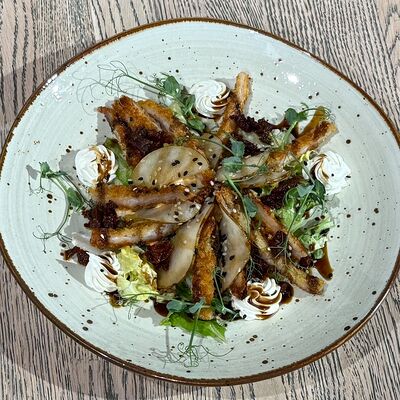 Салат с индейкой в соусе Континенталь в Сквер по цене 550 ₽