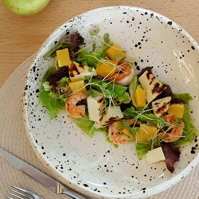 Салат с креветками, апельсинами и халуми на грилев En Ferio по цене 710 ₽