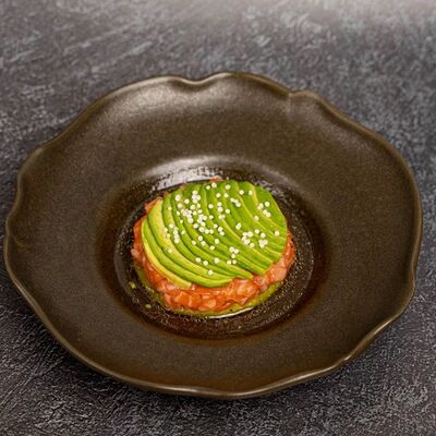 Тартар из лосося с авокадов Smoky People по цене 1490 ₽