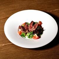 Салат с телятиной и соусом Дзадзыки в Пьяцца