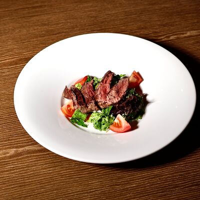 Салат с телятиной и соусом Дзадзыки в Пьяцца по цене 990 ₽