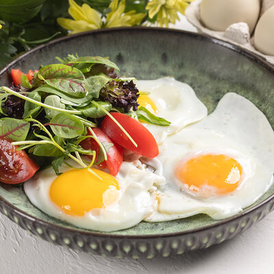 Глазунья с томатами и зеленью в М2 Органик Клуб Патриаршие по цене 750 ₽