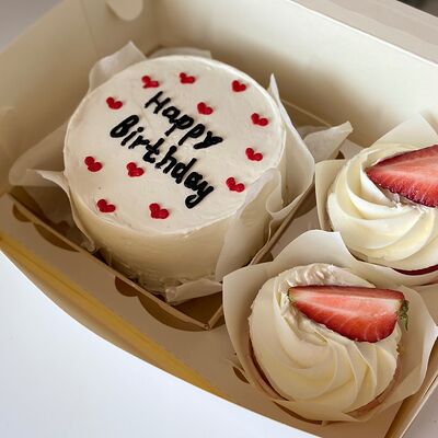 Бенто и 2 капкейка happy birthdayв Амрита по цене 2500 ₽