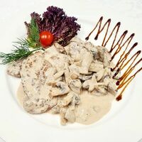 Свиные медальоны в грибном соусе в Водопад