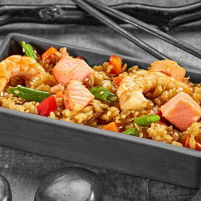 Рис с креветкой и лососем под соусом терияки в Суши Мастер по цене 389 ₽