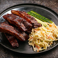 Свиные ребра с вишневым соусом в Corner Grill