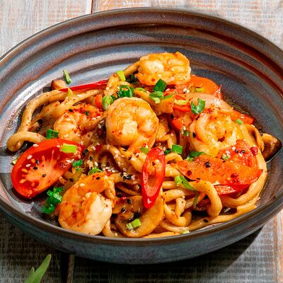 Жареный лагман в устричном соусе с креветками в Хочу Пури по цене 690 ₽