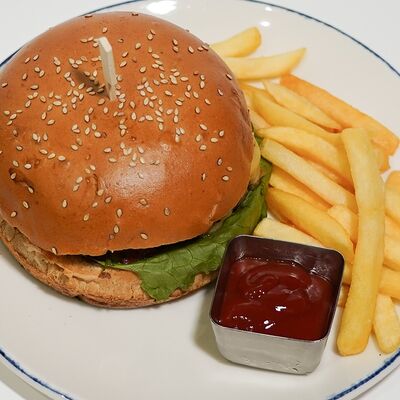 Бургер с мясной котлетой и фрив Муси по цене 550 ₽