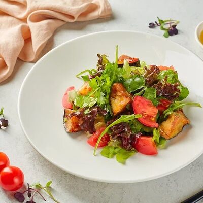 Салат с хрустящими баклажанами в Территория вкуса Novelty по цене 900 ₽