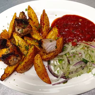 Свиная шея с картофельными долькамив Жан Клод Мангал по цене 460 ₽