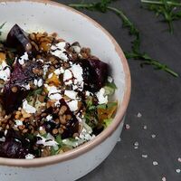 Салат из свеклы с чечевицей в DeliMarche
