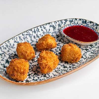 Хрустящий сулугуни с ягодным соусомв Муссоны по цене 560 ₽