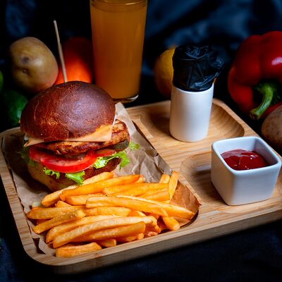 Чикен Бургер с фри в Тесоро по цене 530 ₽