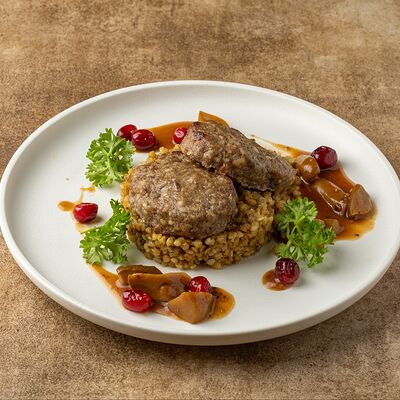 Котлеты из оленины с зеленой гречкой и соусом из белых грибов в Егерь по цене 1310 ₽