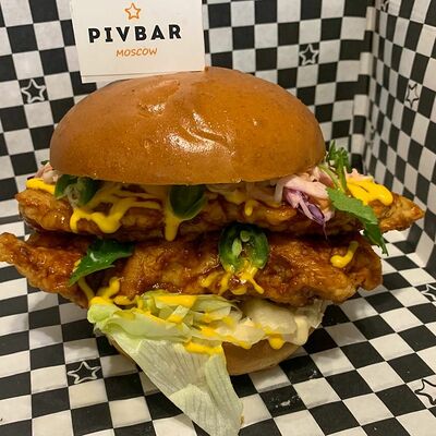 Цыплёнок Коги BBQ в булке в Pivbar по цене 460 ₽