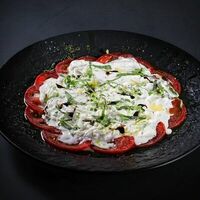 Капрезе со страчателлой в Loft bbq