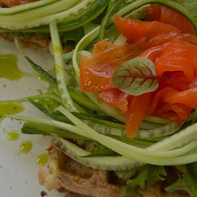 Картофельные вафли с лососем и зеленью в ТАЕТ по цене 1070 ₽