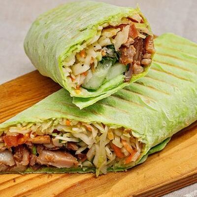 Шаурма в шпинатном лаваше в Вкусно и Сочно по цене 370 ₽