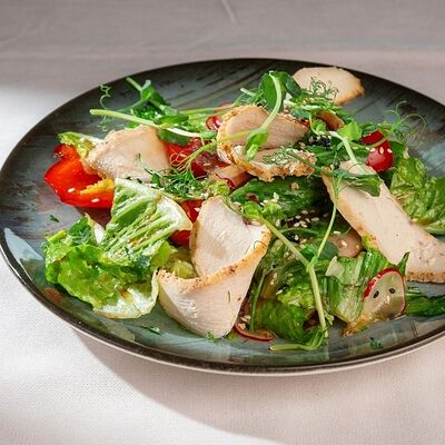 Микс-салат с курицей и сладким чили в Sarang по цене 470 ₽