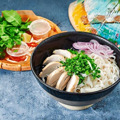 Суп Фо га с курицей и рисовой лапшой 600г в Bao по цене 369 ₽