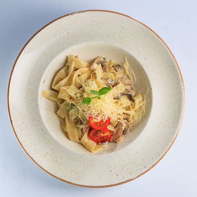 Фетучини с цыплёнком и грибами в Семейный ресторан Tiki&Taki по цене 650 ₽