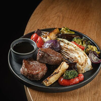 Медальоны из телятины в азиатском соусе в Джимми Чу по цене 1820 ₽