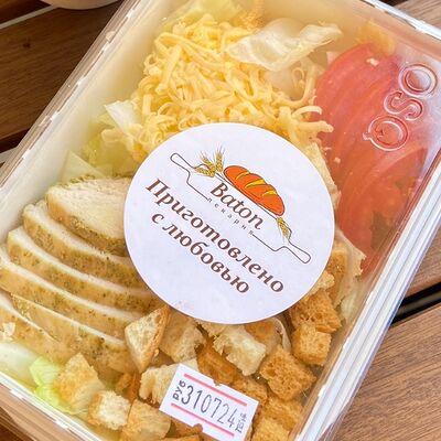 Салат Цезарьв Пекарня Батон по цене 240 ₽