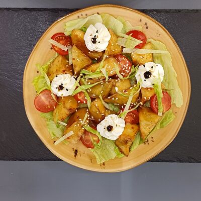 Салат с хрустящими баклажанами и помидорами в Podolskiy Samuray по цене 526 ₽