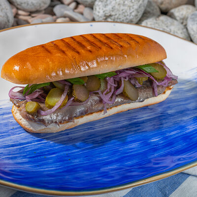 Хот-дог с иваси и корнишонами в Селёдочная по цене 632 ₽