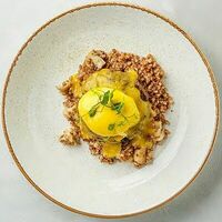 Бифштекс с яичным соусом и гречетто в Кэрри