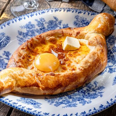 Хачапури по-аджарски в Хачапури тетушки Марико по цене 630 ₽