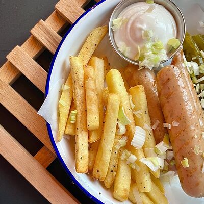 Колбаски из свинины с картофелем фри и чесночным соусом ранч в Бекки бар по цене 550 ₽