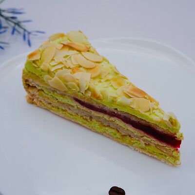 Торт миндальный фисташка-малина в Два зерна по цене 312 ₽