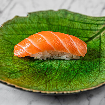 Суши-нигири Лосось в Dragon по цене 450 ₽