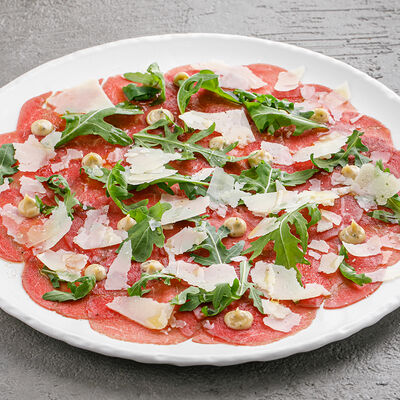 Карпаччо из говядины с трюфельным айоли в Волга-Волга по цене 990 ₽